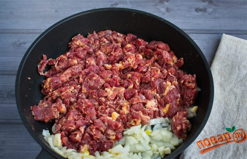 1. Этап. Гречка по-флотски: Добавьте мясной фарш, перемешайте. Обжаривайте до румяной корочки, помешивая лопаткой.