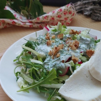 Овощной салат с вареным адыгейским сыром