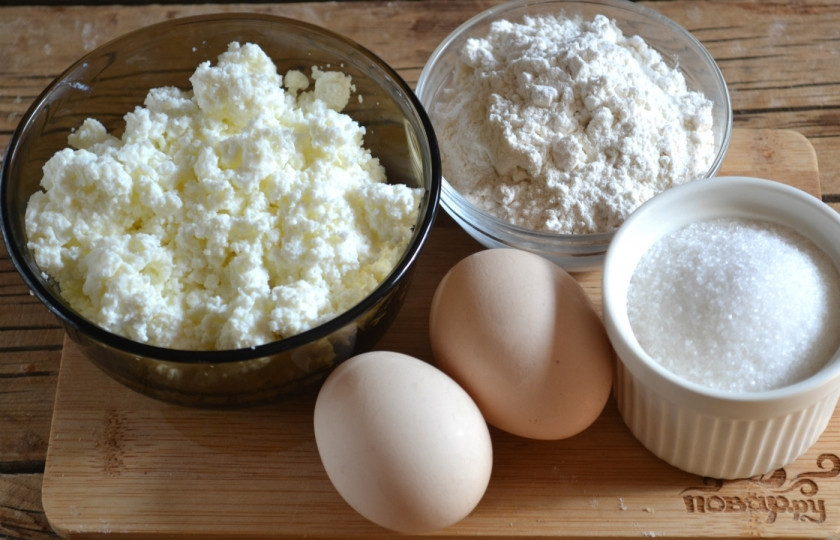 1. Этап. Творожные маффины: Подготовьте все необходимые ингредиенты. Творог я покупаю зернистый, мне нравится, кагда маффины получаются слегка неоднородными и творог хорошо чувствуется.