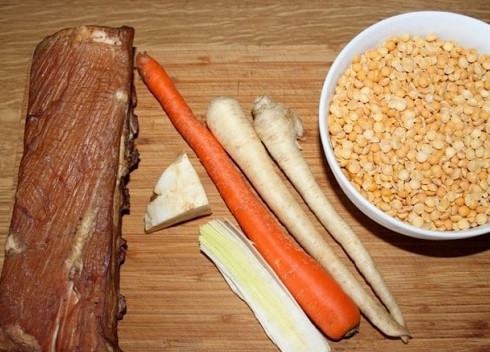 1. Этап. Суп гороховый с копченостями: Вот все наши ингредиенты для приготовления супа. Ну, и бекон, конечно же. Горох лучше брать колотый, он быстрее варится.