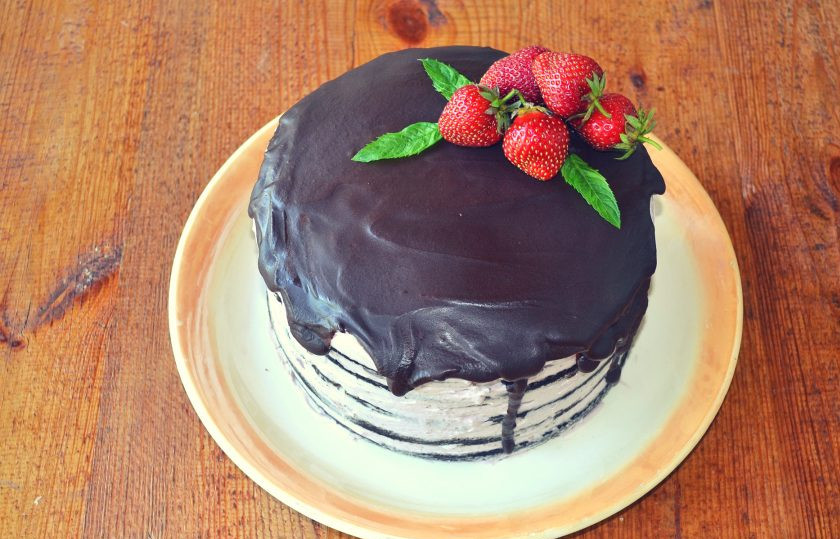 1. Этап. Торт Темный Ларри: Для приготовления глазури растапливаем шоколад, соединяем со сливочным маслом и покрываем глазурью холодный торт. Украшаем его по вкусу. Приятного чаепития!