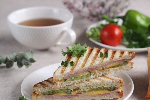 1. Этап. Просто сэндвич: Сэндвич часто подают разрезав его по диагонали.