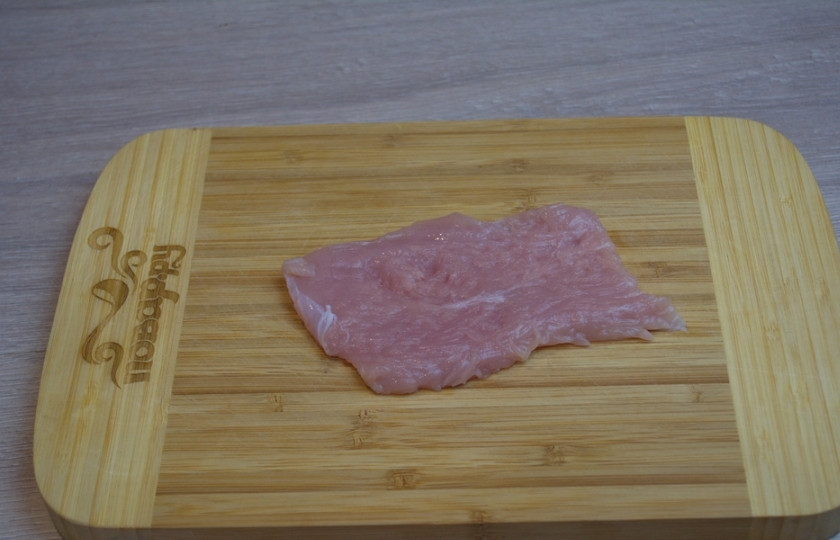 1. Этап. Котлеты по-киевски с грибами: Куриное филе нарежьте на пластины. Из одной половинки у меня вышло 3 пластины.