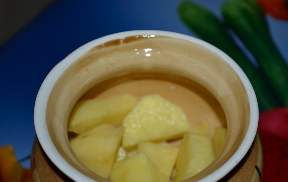 1. Этап. Куриный суп в горшочке: 3. Добавляем картофель в горшочек.