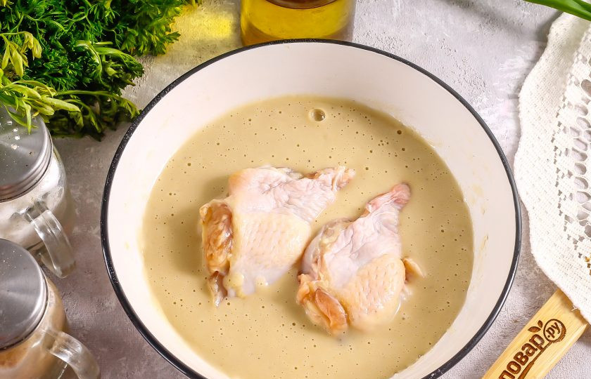 1. Этап. Курица в пивном кляре: Промойте части курицы и обсушите их бумажными салфетками. Лучше использовать части небольшого размера, чтобы они быстро прожарились: крылья, нарезку филе или мякоти с окорочков. Выложите части курицы в кляр, чтобы он покрыл их со всех сторон.