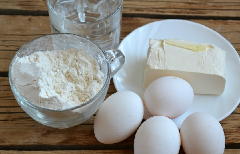 1. Этап. Торт из заварного теста с фруктами: Подготовьте все необходимые ингредиенты для заварного теста: возьмите яйца, маргарин, воду и муку. Сахар в тесто класть не будем, оно не должно быть сладким, ведь коржи будут смазываться сладким кремом.