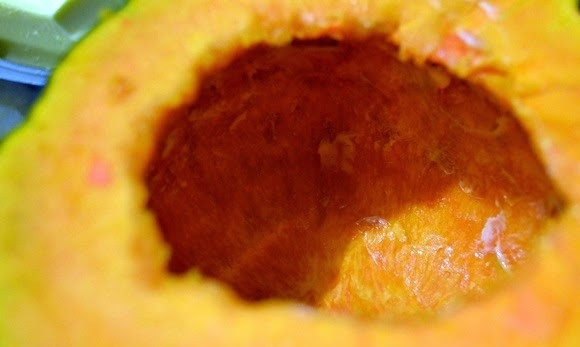 1. Этап. Рагу из говядины в тыкве по-аргентински: Тыкву необходимо помыть и обсушить. Затем срезаем верхушку и удаляем из тыквы семена и волокнистую мякоть.