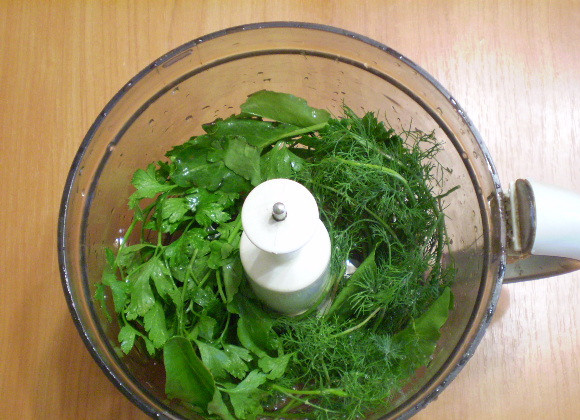 1. Этап. Зеленый коктейль с укропом: Сложите в блендер и залейте стаканом воды.