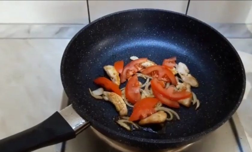 1. Этап. Сэндвич французский по-деревенски: 2. Нарежьте куриное филе небольшими кусочками, обжарьте до золотистой корочки на оливковом масле. Посолите и поперчите по вкусу, добавьте чеснок, нарезанный полукольцами лук и помидор. Обжарьте все, пока лук не обретет золотистый цвет.