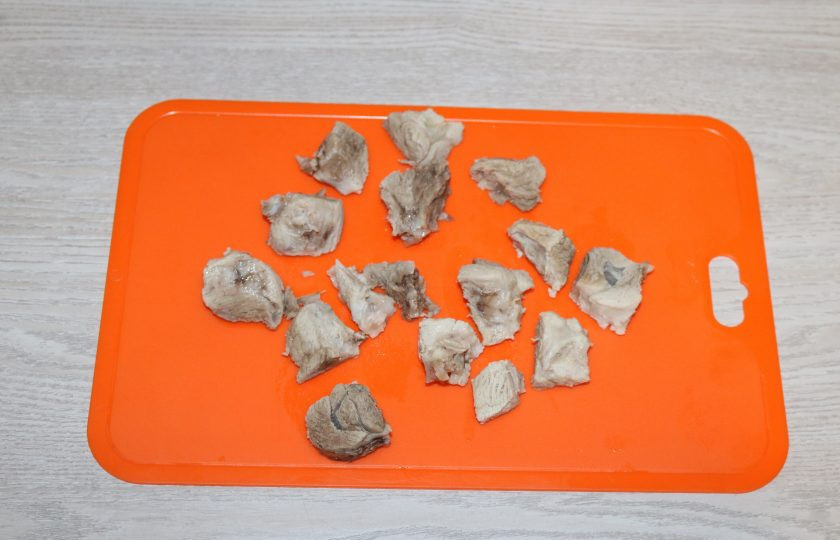 1. Этап. Суп с рожками: Косточку достаньте, отделите мясо от кости и отправьте назад в бульон.