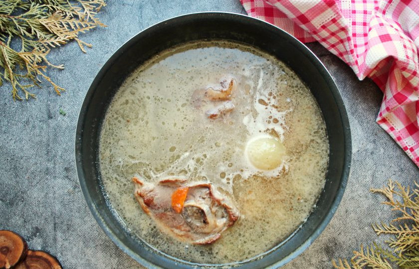 1. Этап. Суп Соуз: Влейте в казан воду и доведите до кипения. Убавьте огонь и варите в течение 60-80 минут, до мягкости мяса. Достаньте баранину и отделите мясо от костей, порежьте на куски. Удалите вареную луковицу, она больше не понадобится.