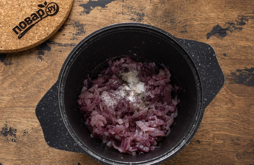 1. Этап. Соус из красного лука: Добавьте соль, сахар и черный перец. Готовьте еще 2 минуты.