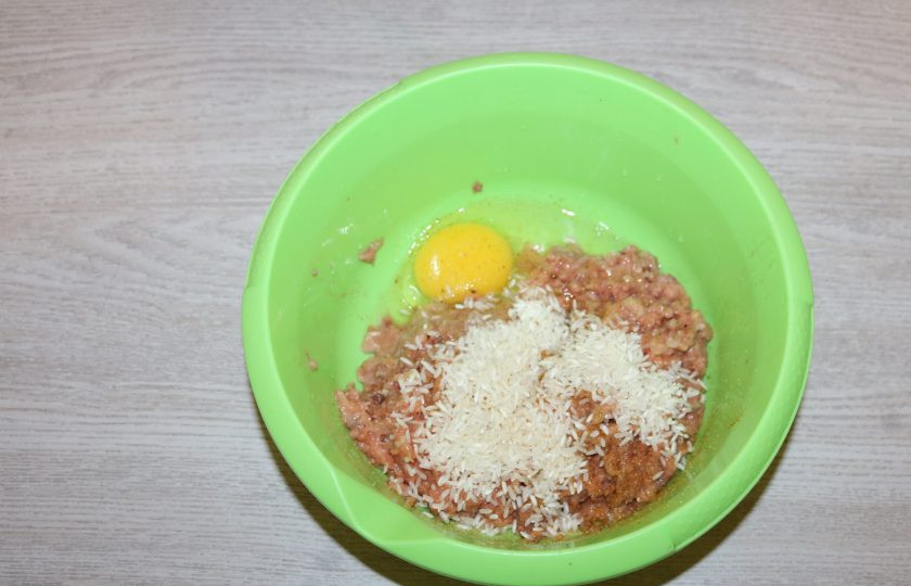 1. Этап. Рыбные ёжики: В полученный фарш добавьте промытый рис, вбейте яйцо, посолите, добавьте специи для рыбы по вкусу.