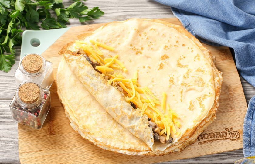 1. Этап. Блинный пирог с курицей и грибами Улитка: Накройте её и добавьте немного тёртого сыра (примерно 30 грамм оставьте для верха).