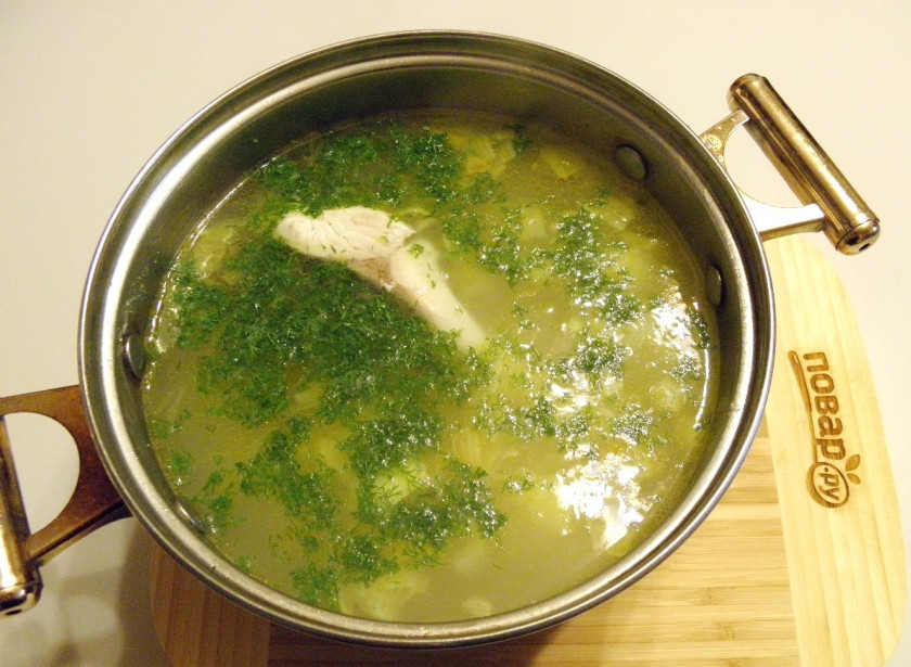 1. Этап. Рыбный суп классический: В конце варки супа добавьте мелко порезанный укроп и перец черный молотый, выключите плиту. Рыбный суп классический готов! Подавайте горячим, приятного!