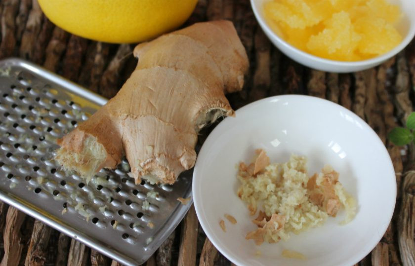 1. Этап. Чай с имбирем и корицей для похудения: Имбирь трем на терке и отправляем в чайник к остальным ингредиентам.