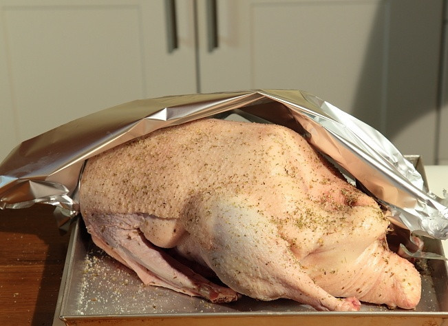 1. Этап. Запеченный гусь, фаршированный яблоками: Накройте фольгой, запекайте около часа при 200 градусах. Затем при 160 градусах доведите гуся до готовности. Это еще около двух часов.