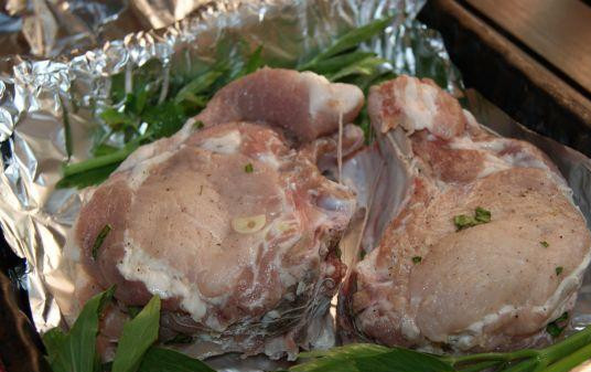 1. Этап. Мясо и любисток: На противень выстелить фольгу. на нее выложить мясо и пучки любистока.