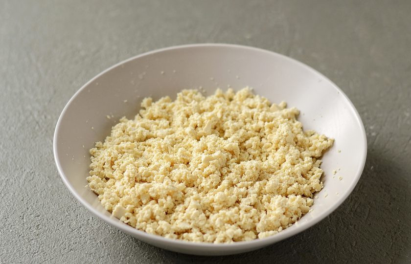 1. Этап. Постные хачапури: Тофу разомните вилкой, влейте растительное масло. Поперчите.