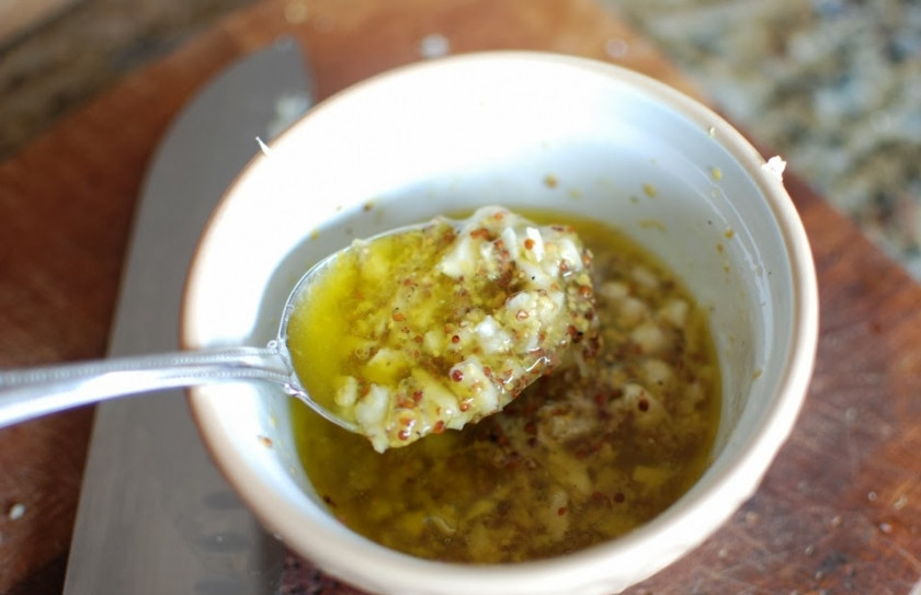 1. Этап. Курица запеченная в лимонном маринаде: Добавить масло и перемешать.