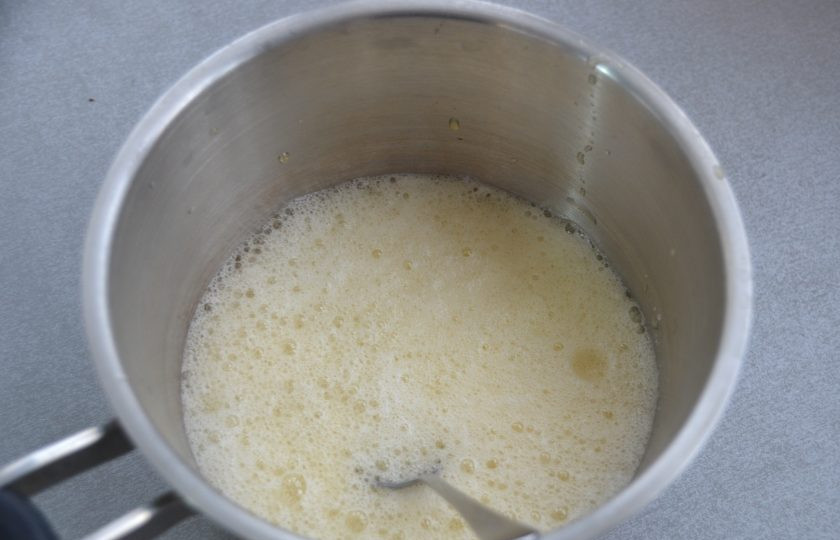 1. Этап. Желе из газировки: Влейте в сотейник 1 стакан газировки, нагрейте при помешивании до растворения желатина, но не кипятите.