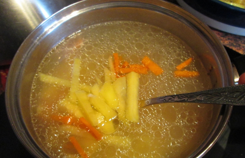 1. Этап. Суп из баранины с капустой: 2. В кипящий бульон отправляем морковку соломкой и картофель брусочками.