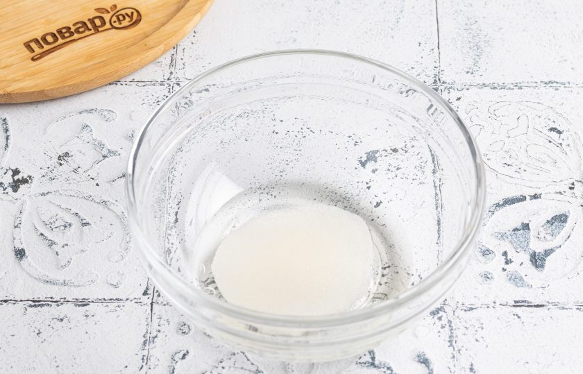 1. Этап. Печенье с изюмом из кукурузной муки: Влейте в растительное масло и воду в миску, добавьте сахар, соль, ванильный ароматизатор. Все размешайте.