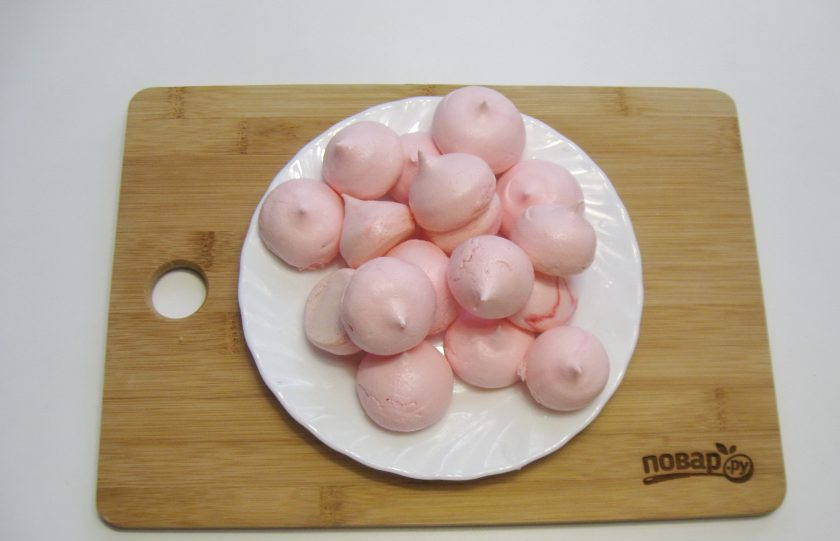 1. Этап. Торт Метелица: Подошла очередь украсить торт. Тут догм нет и каждый это делает по вкусу и наличию продуктов. Предлагаю свой вариант украшения торта. Из трех белков яиц, стакана сахара и пищевого красителя приготовила безе.