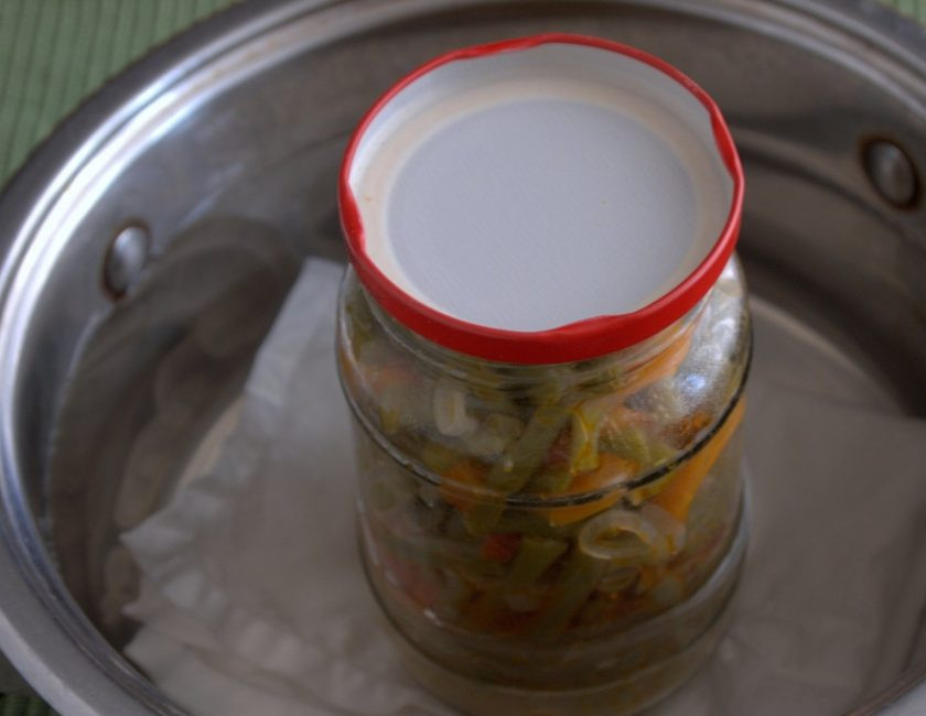 1. Этап. Салат из фасоли на зиму: 6. Выкладываем овощи в чистые банки и ставим стерилизоваться в кастрюлю с водой. На дно постелите марлю или полотенце, чтобы не треснули банки. Стерилизуем каждую банку около 10 минут, после чего плотно закатываем.