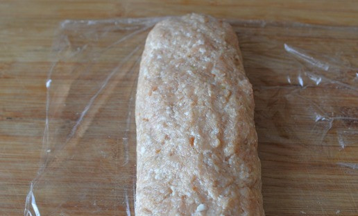 1. Этап. Полпеттоне из индейки: Аккуратно с помощью плёнки сворачиваем всё в рулет.