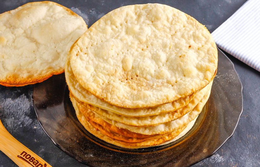 1. Этап. Наполеон с лимонным кремом: Испеките примерно 3-5 минут до хрупкости и выложите на тарелку. Таким образом испеките и остальные коржи. Остудите их 20-30 минут.