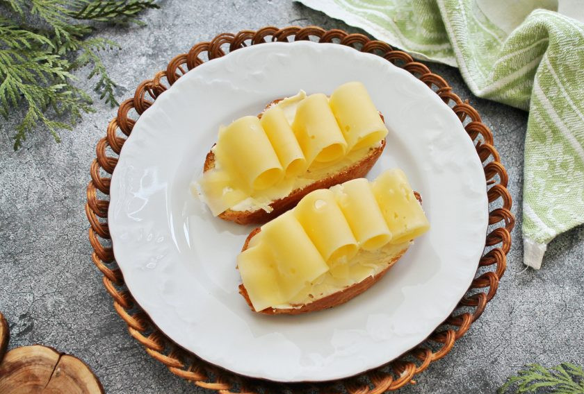 1. Этап. Бутерброды с маслом и сыром: Сыр нарежьте тонкими пластинками и выложите поверх на масло. Бутерброды с маслом и сыром готовы.