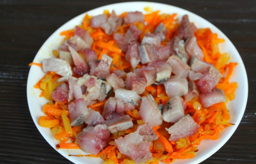 1. Этап. Литовский салат: Сельдь чистим, режем кусочками и добавляем в салат.