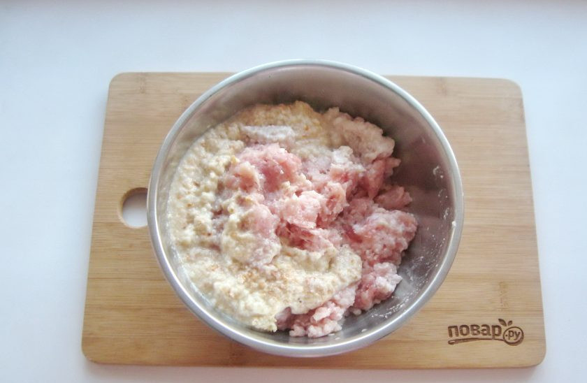1. Этап. Запеканка с тефтелями: Белую булку или батон залейте холодной водой и отожмите. Лук очистите и сполосните, свинину промойте. Пропустите все ингредиенты через мясорубку.
