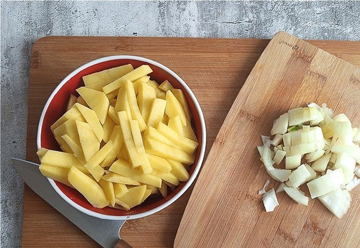 1. Этап. Азу из филе бедра индейки: Нарезаем картофель и лук произвольно.