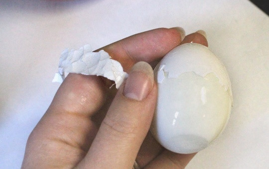 1. Этап. Маринованные куриные яйца: 4. Очистите яйца. Параллельно приготовьте маринад: соедините воду, мирин, саке, сахар, соевый соус.