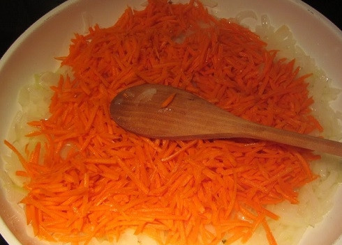 1. Этап. Салат из морской капусты и кальмаров: Нагреваем сковороду с растительным маслом и минут 5 обжариваем нарезанный лук. Затем добавим морковь. Морковку можно натереть на крупной терке или на терке для корейской моркови.