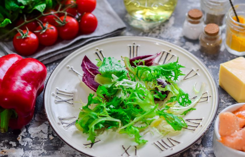 1. Этап. Салат с соленой красной рыбой: Выберите красивую тарелку для подачи - переложите на тарелку чистую зелень, салатные листья.