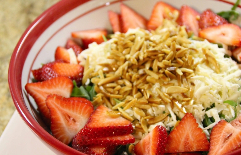 1. Этап. Салат из клубники и рукколы: Натрите лимонной цедры. Перемешайте все ингредиенты. Добавьте семена мака, сахара, лимонную цедру. Заправьте салат винным уксусом и лимонным соком.