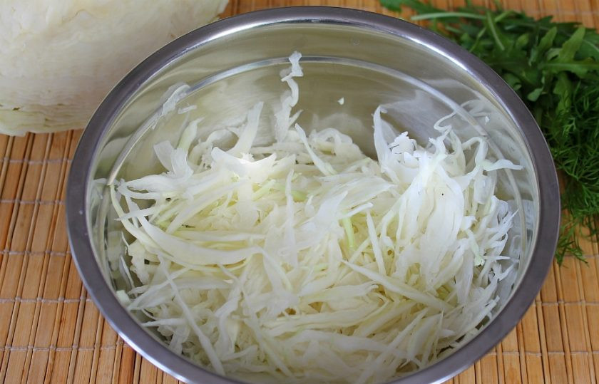 1. Этап. Салат с кукурузой, капустой и колбасой: Капусту тонко шинкуем и высыпаем в миску.