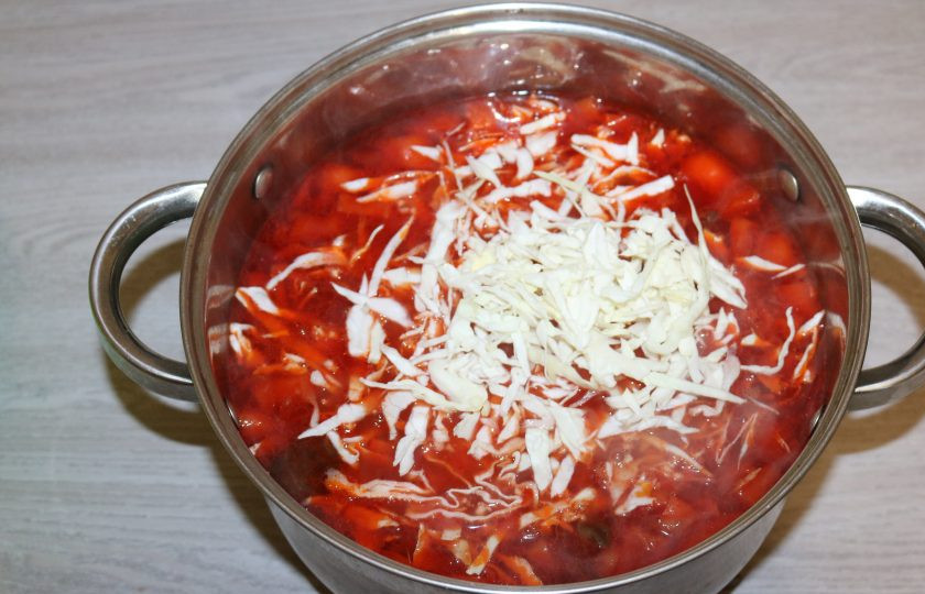 1. Этап. Борщ с карасями: В борщ добавьте капусту и чеснок. Варите до готовности овощей.