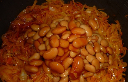 1. Этап. Капуста с фасолью в мультиварке: Шинкуем капусту, добавляем ее в чашу. Сыпем соль, перец, другие специи по вкусу. Перемешиваем все, добавляем полстакана воды.