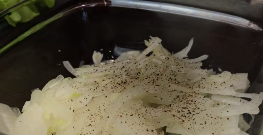 1. Этап. Салат Норвежский роман: 2. Лук нарежьте тонкими пластинками, залейте его соком половины лимона и поперчите по вкусу. Перемешайте и оставьте на несколько минут замариноваться.