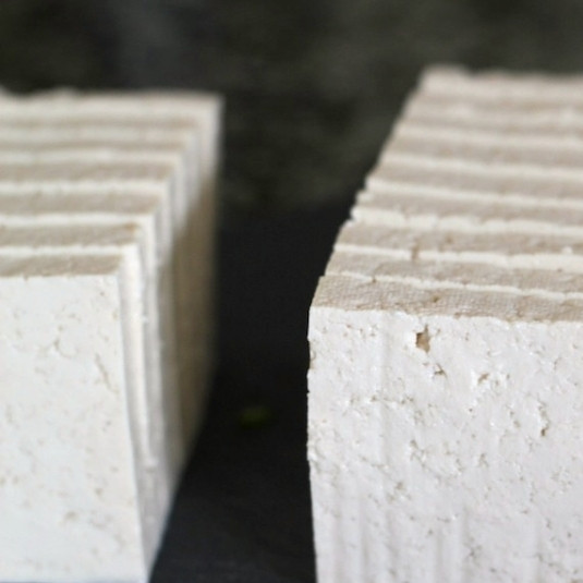 1. Этап. Припущенный тофу: Кусок сыра тофу разрезаем сперва пополам, затем каждую половинку - на несколько ломтиков толщиной около 1 см.