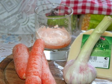 1. Этап. Салат из моркови и сыра: Набор продуктов для салата - минимальный и недорогой. Сыр можно брать любой на ваш выбор.