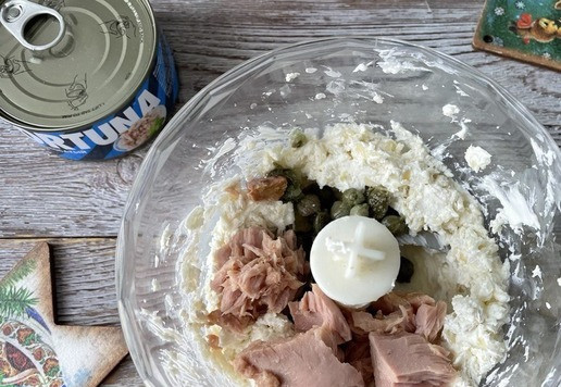 1. Этап. Тонкие блинчики с риетом из тунца: Добавьте филе тунца и каперсы. Пробейте блендером, чтобы остались кусочки тунца и кусочки каперсов, в паштет сбивать не надо. Текстура у риета должна быть фактурной.