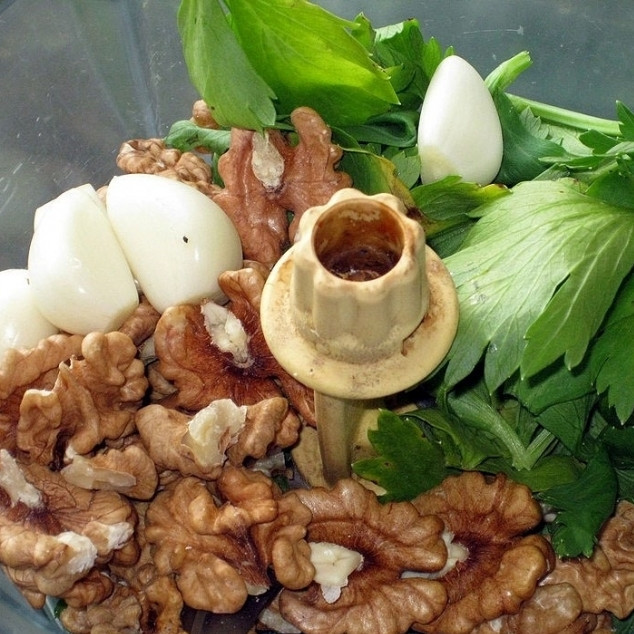 1. Этап. Баклажаны сациви с грецкими орехами: Складываем в чашу блендера отваренный сельдерей, грецкие орехи, чеснок, хмели-сунели, соль, немного корицы и гвоздики. Заливаем уксус - и измельчаем до консистенции пасты.