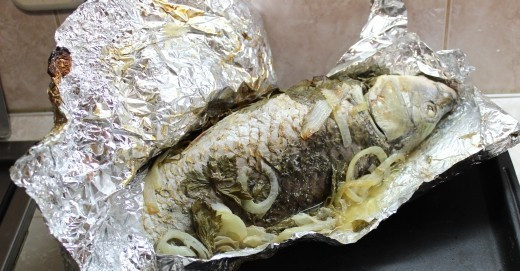 1. Этап. Сазан в духовке с майонезом: По истечении часа мы выключаем духовку и оставляем нашу рыбу внутри еще на полчаса при закрытой дверце! Через 30 минут достаем рыбу, разворачиваем фольгу и удаляем лук с зеленью.