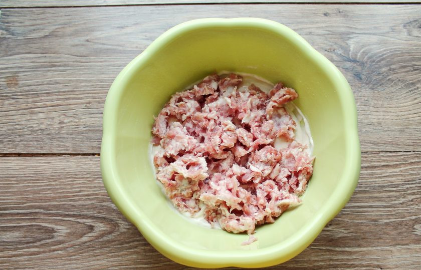 1. Этап. Ленивые пирожки с фаршем: Добавьте в тесто фарш.