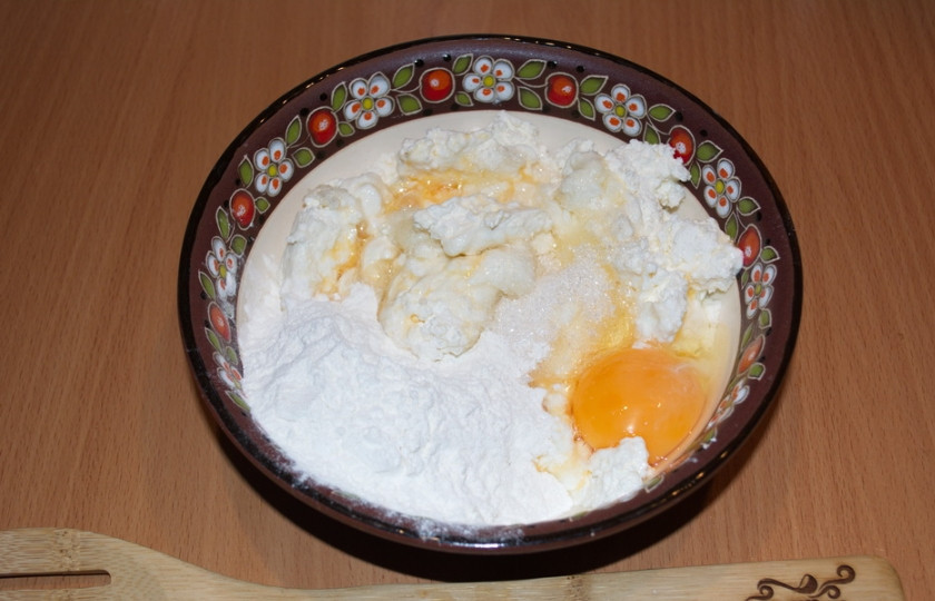 1. Этап. Ленивые вареники для детей: Творог поместите в миску. Разомните его вилкой.